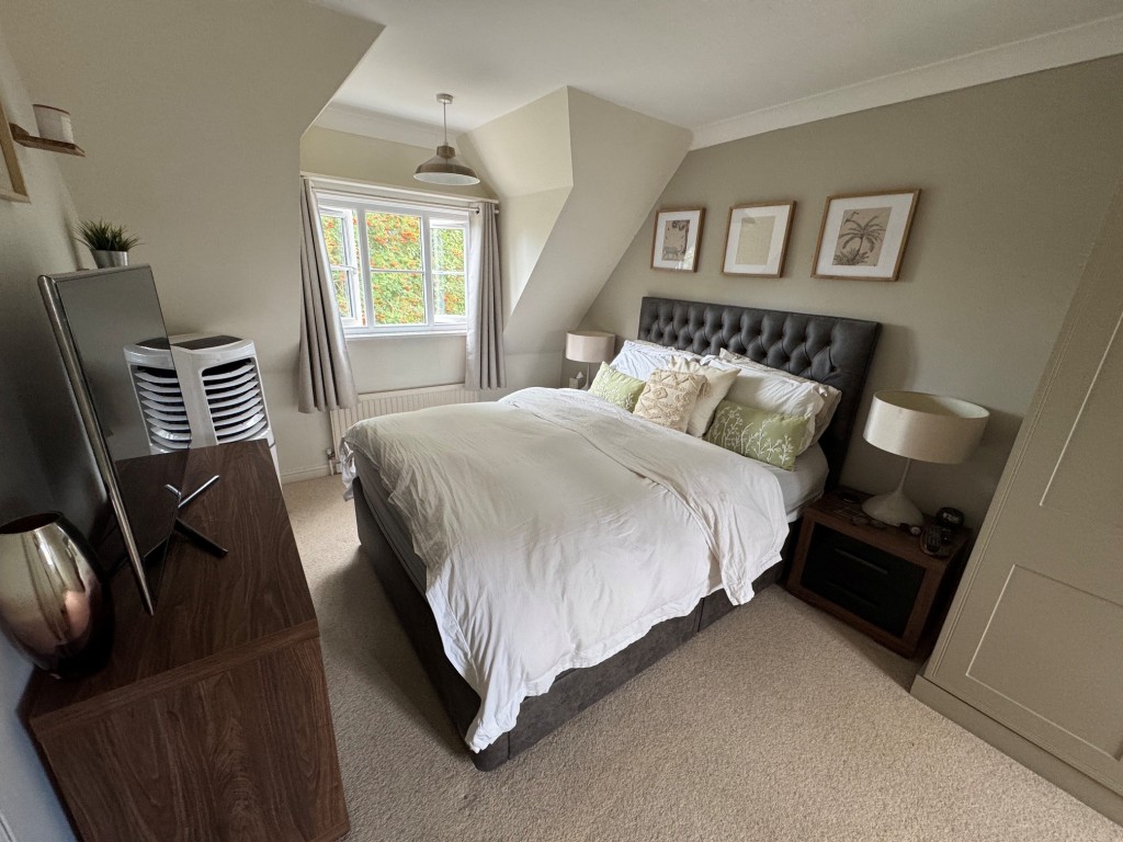 Lot: 195 - FREEHOLD TWO-BEDROOM SEMI-DETACHED HOUSE - A RESIDENTIAL INVESTMENT - Bedroom 1